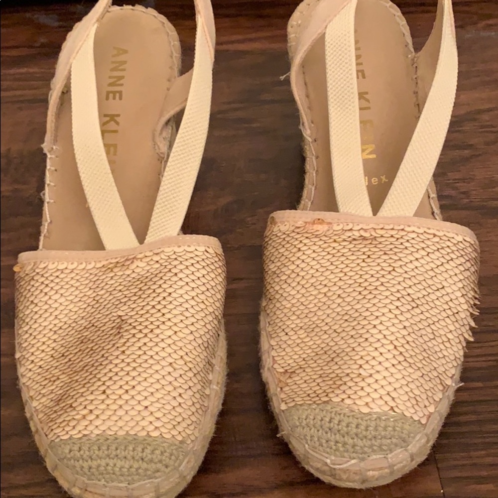 Anne Klein iflex Sz 10 gold and tan espadrilles.